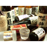 全国の焼酎・日本酒385種!  さかな（魚・肴）が美味しく感じるかどうかの最後の決め手は、やっぱりお酒。料理の味を存分に楽しんでもらう為、大将が厳選。その数驚きの日本酒350種、焼酎35種！